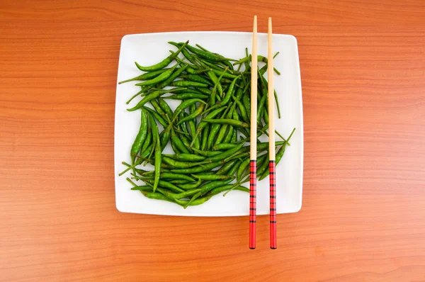 Καυτερές πιπεριές με chopsticks και πλάκα — Φωτογραφία Αρχείου