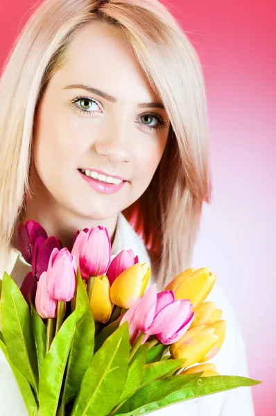 Jeune fille avec des tulipes sur fond coloré — Photo