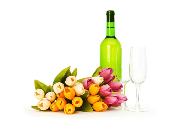 Вино і квіти ізольовані на білому тлі — стокове фото