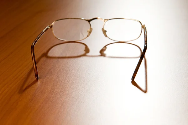 Brýle na čtení na dřevěné pozadí — Stock fotografie