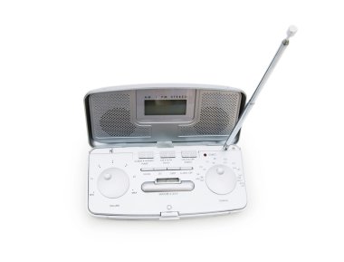 Gümüş radyo beyaz zemin üzerine izole