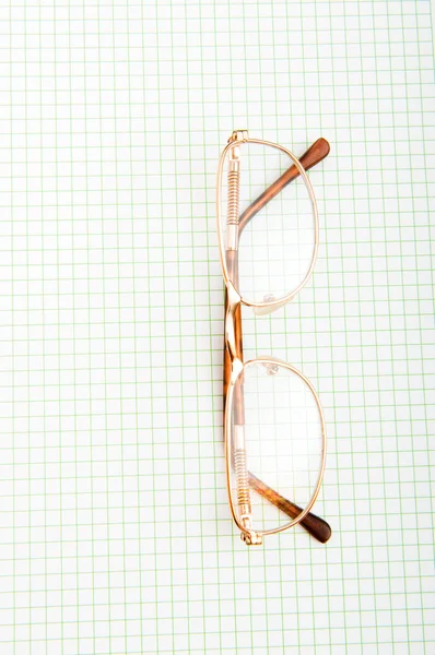 Brýle na čtení na stránce černá — Stock fotografie