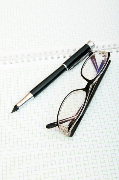 在页上的钢笔和眼睛眼镜 — 图库照片