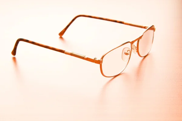 Okulary do czytania na drewnianym stole — Zdjęcie stockowe