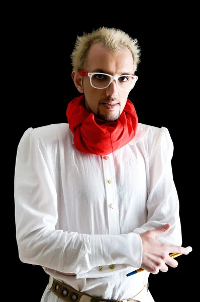 Человек с красным шарфом на черном — стоковое фото