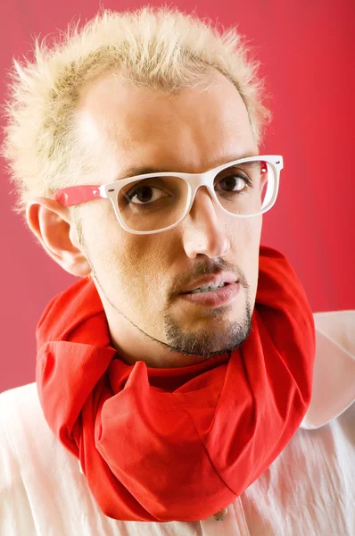 红围巾彩色背景的男人 — 图库照片