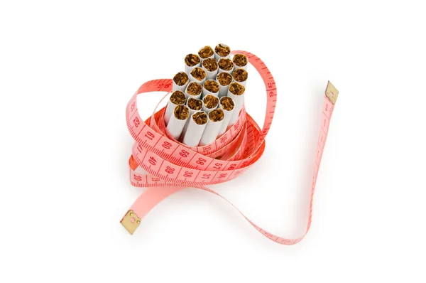 Koncepcja palenia z pomiaru taśmę i papierosy — Zdjęcie stockowe