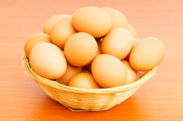 Cesta de ovos no fundo colorido — Fotografia de Stock