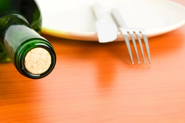 Bottiglia di vino sul tavolo di legno — Foto Stock