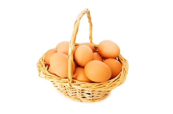 Panier plein d'œufs isolés sur blanc — Photo