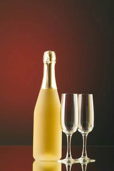Champagne tegen kleur achtergrond met kleurovergang — Stockfoto