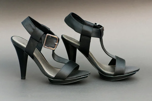 Έννοια της μόδας, με ανοικτή toe παπούτσια γυναίκα — Φωτογραφία Αρχείου