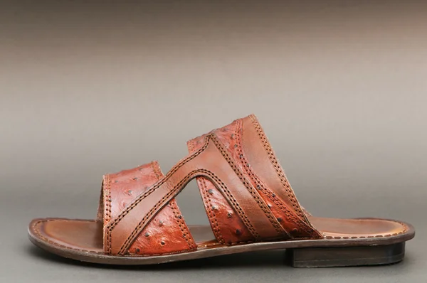 Mode concept - zomer schoenen op de achtergrond — Stockfoto