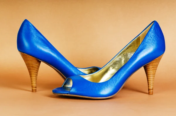 Conceito de moda com sapatos de mulher azul em saltos altos — Fotografia de Stock