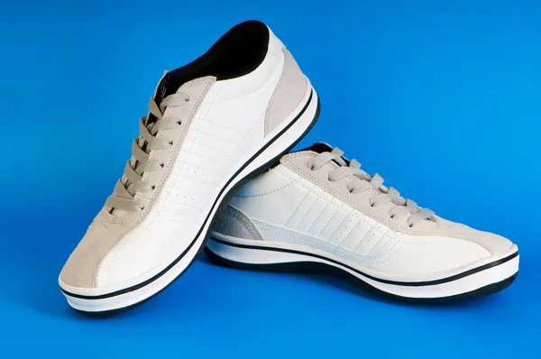 Zapatillas deportivas aisladas sobre fondo blanco —  Fotos de Stock