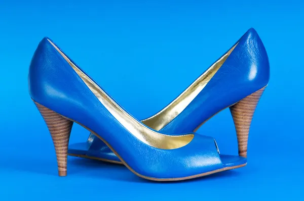 穿着高跟鞋蓝色女人鞋时尚概念 — 图库照片
