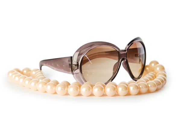 Перлове намисто і сонцезахисні окуляри ізольовані на білому тлі — стокове фото