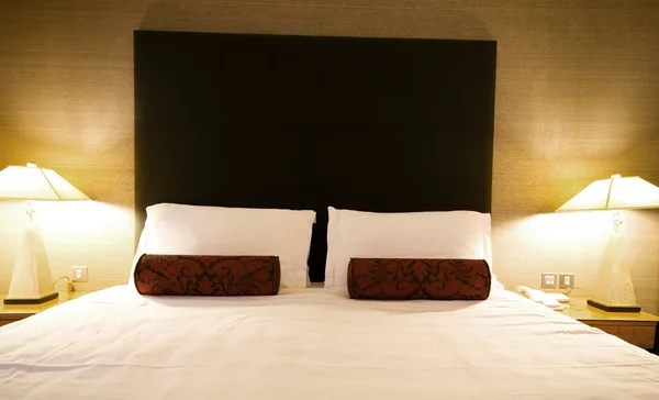 Cama de casal no quarto do hotel — Fotografia de Stock
