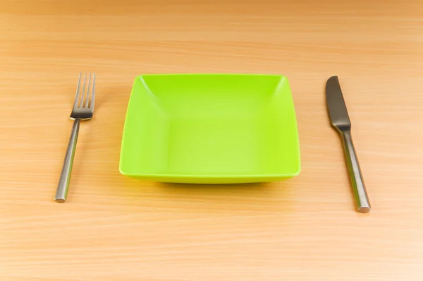 Deska s nádobím na dřevěný stůl — Stock fotografie