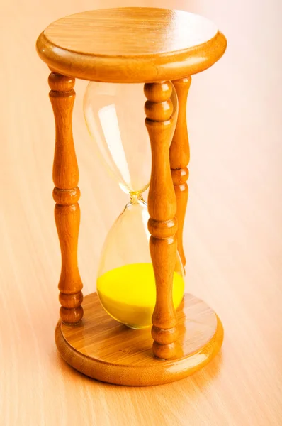Concepto de tiempo con reloj de arena sobre fondo de madera — Foto de Stock