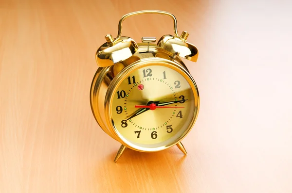 Relógio de alarme na mesa de madeira — Fotografia de Stock