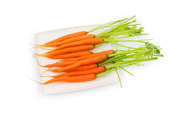 Свежая морковь, изолированная на белом — стоковое фото