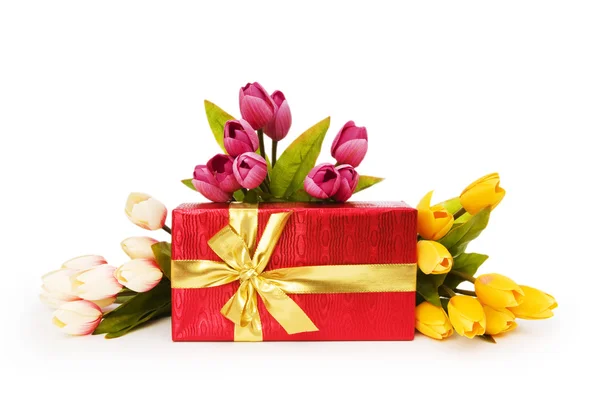 Giftbox ve beyaz arka plan üzerinde izole çiçekler — Stok fotoğraf