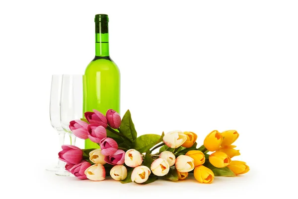 Wina i kwiaty na białym tle na białym tle — Zdjęcie stockowe