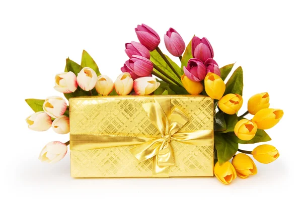 Caja de regalo y flores aisladas sobre el fondo blanco —  Fotos de Stock