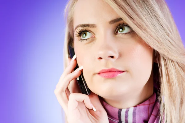 Aantrekkelijk meisje spreken op de mobiele telefoon — Stockfoto