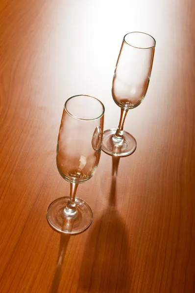Sklenice na víno na dřevěný stůl — Stock fotografie