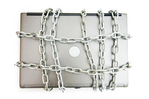 Számítógép biztonsági koncepció laptoppal és lánccal — Stock Fotó