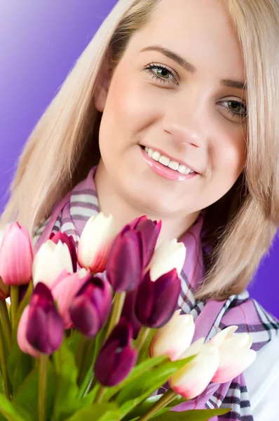 Blonďatá dívka s květinami — Stock fotografie