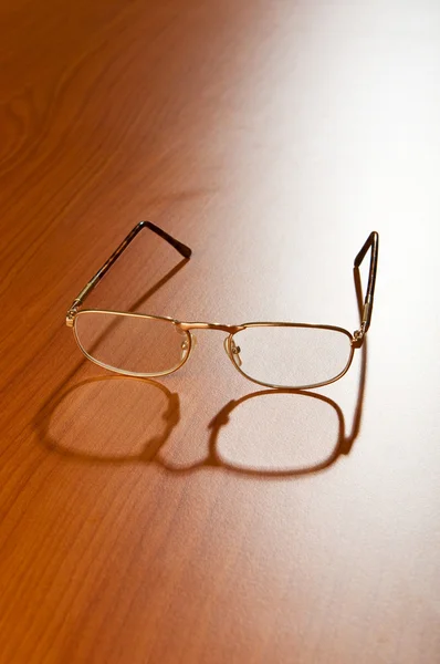 Ochelari de citit pe fundalul din lemn — Fotografie, imagine de stoc