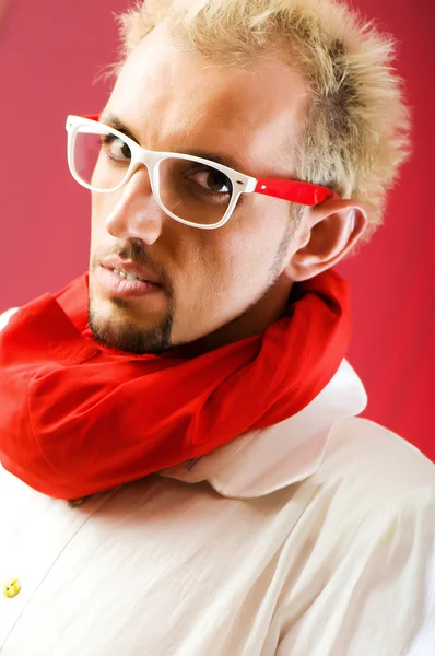 Man met rode sjaal tegen gekleurde achtergrond — Stockfoto