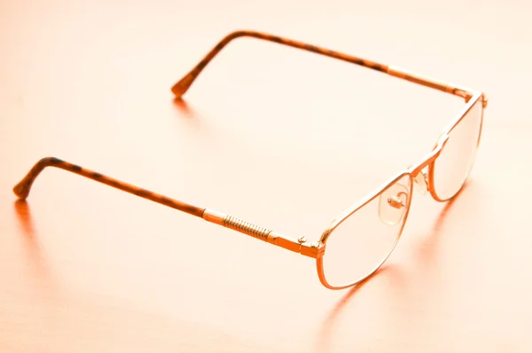 Leesbrillen op houten tafel — Stockfoto