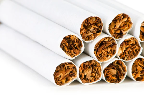 Beyaz arka plan üzerinde izole sigaraya — Stok fotoğraf