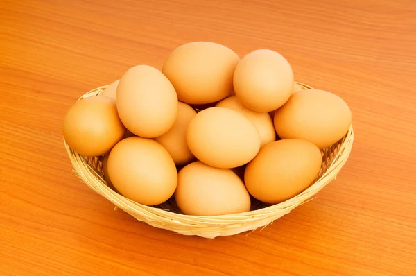 カラフルな背景の上の卵のバスケット — ストック写真