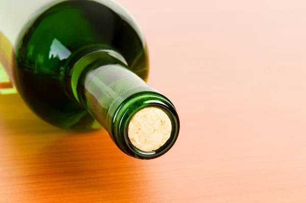 Botella de vino en la mesa de madera — Foto de Stock