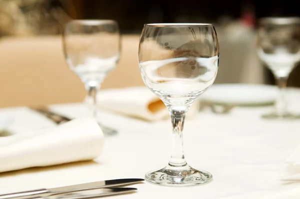 テーブルの上のワイングラス-フィールドの浅い深さ — ストック写真