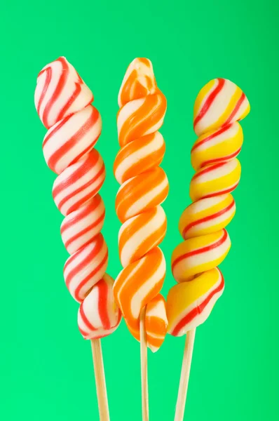 Colorato lecca-lecca sullo sfondo colorato — Foto Stock
