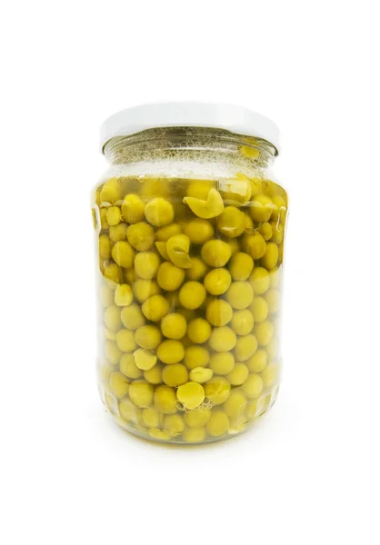 白で隔離されるガラス瓶の緑エンドウ豆 — ストック写真