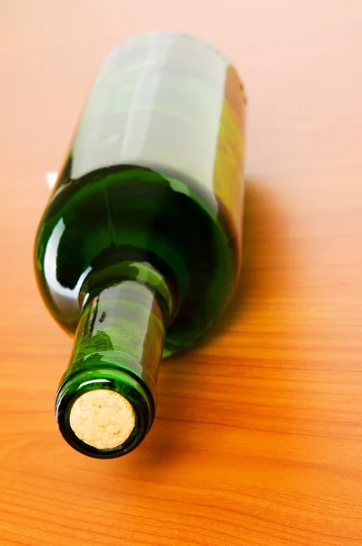 Пляшка вина на дерев'яному столі — стокове фото