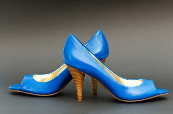 Модная концепция с синими женскими туфлями на высоких каблуках — стоковое фото