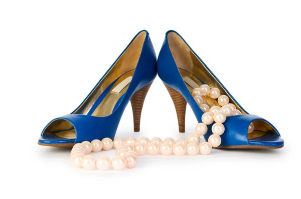 Žena boty a náhrdelník izolovaných na bílém pozadí — Stock fotografie