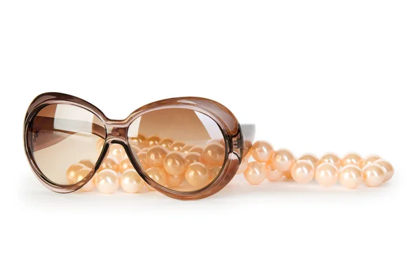 Perlekjede og solbriller isolert på hvit bakgrunn – stockfoto