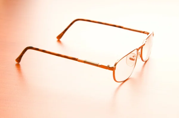 Leesbrillen op houten tafel — Stockfoto