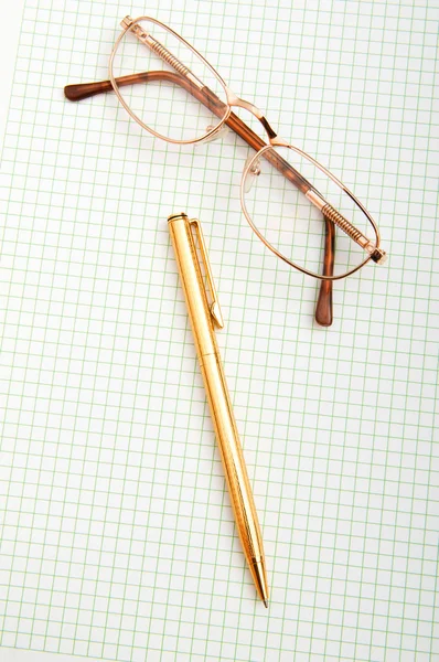 在页上的钢笔和眼睛眼镜 — 图库照片