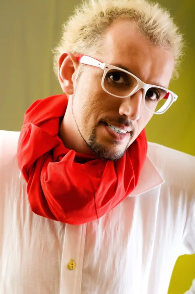 Uomo con sciarpa rossa sullo sfondo colorato — Foto Stock