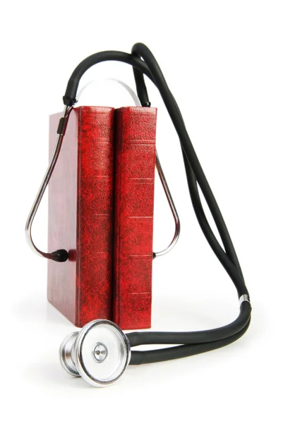 Käsite lääketieteellisen koulutuksen kirja ja stetoskooppi — kuvapankkivalokuva